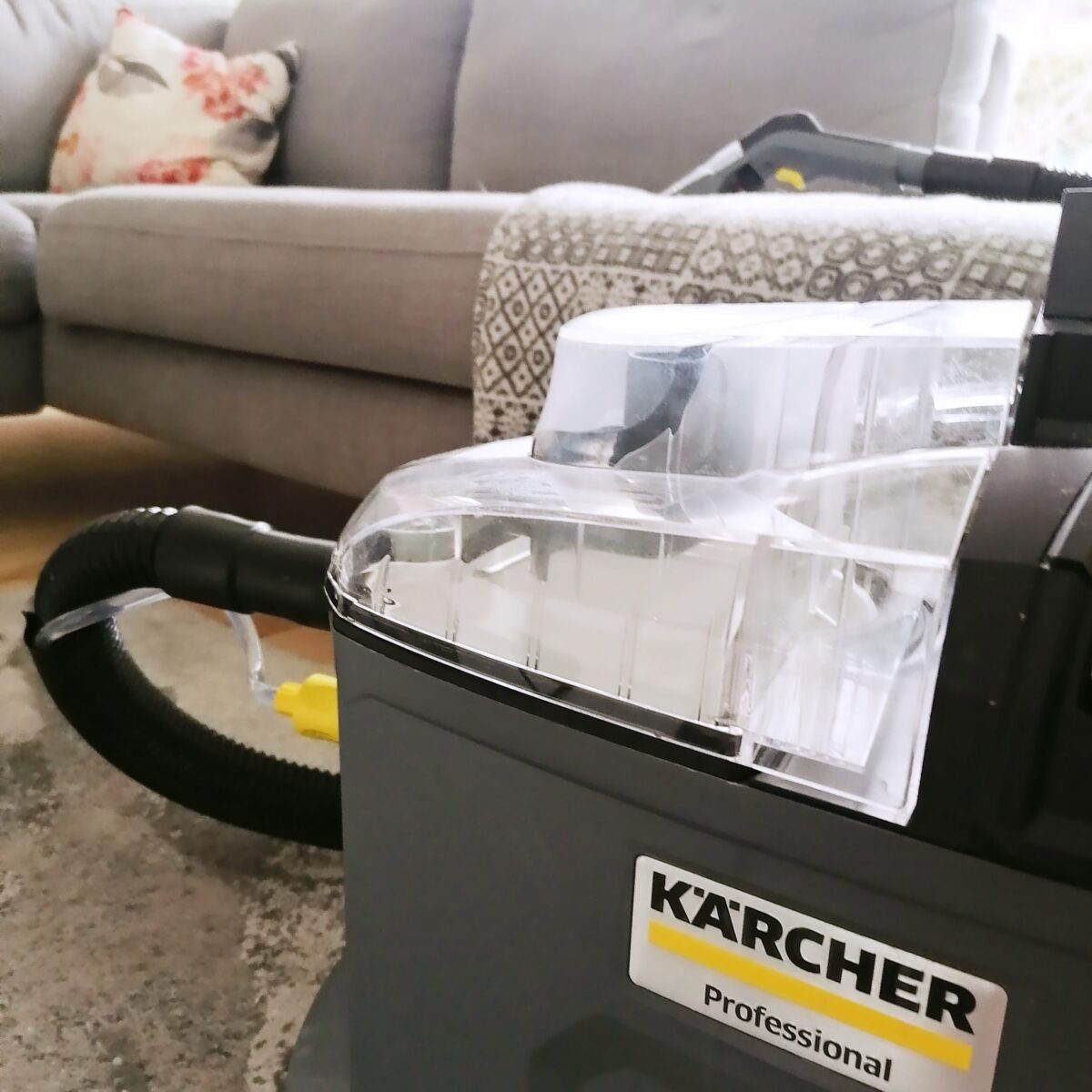 Kärcher Puzzi 8/1C tekstiilipesuri sivusta kuvattuna