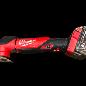 Milwaukee monitoimityökalu sivulta kuvattuna