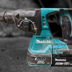 Ammattilaisen valinta työmaalle on Makitan akkuporavasara