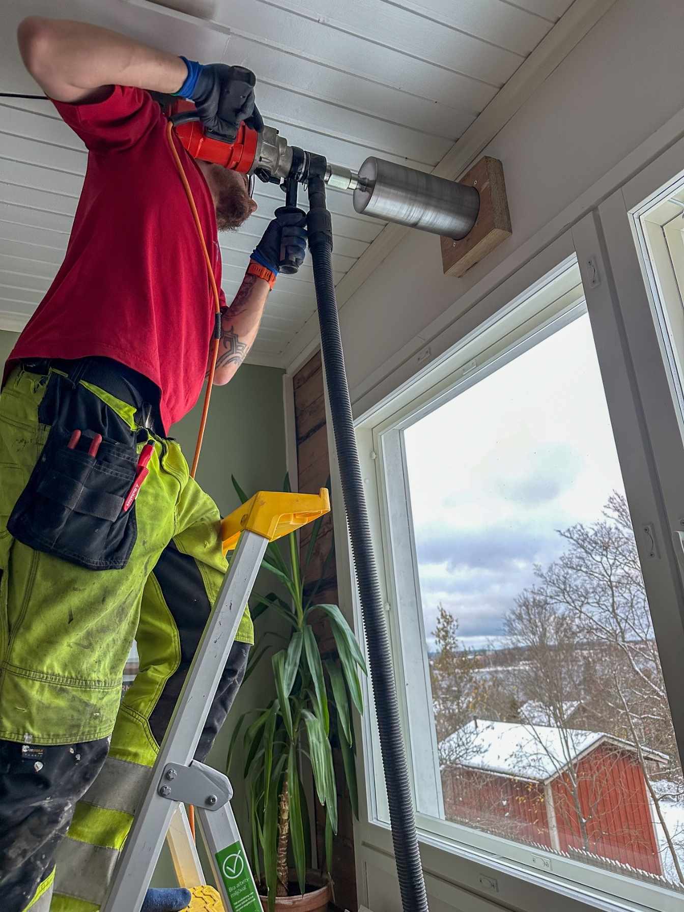 WEKA DK 15 – kuivatimanttipora poraamassa seinään reikää