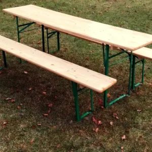 Festaripöytä ja penkki ulkotapahtumassa Vantaalla